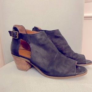 Black lucky brand sandals, size 8